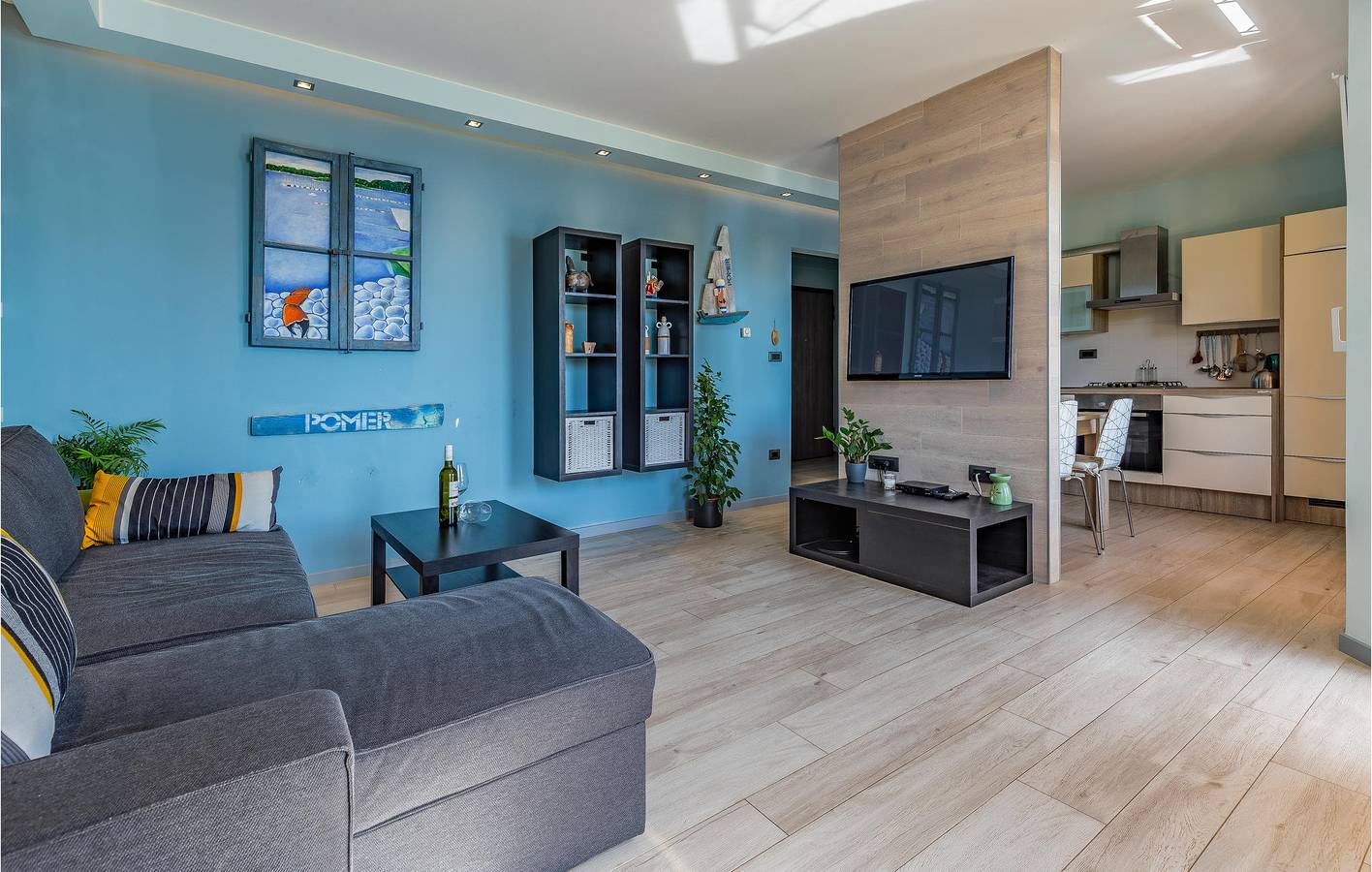 Ganze Ferienwohnung, Modernes Apartment mit Terrasse in der Nähe eines FKK-Strandes – Parkplatz und WLAN inklusive in Pomer, Südküste Istrien