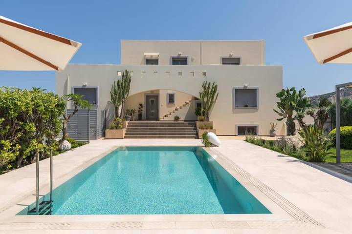 Ferienwohnung für 6 Personen, mit Ausblick und Pool sowie Garten in Koskinou