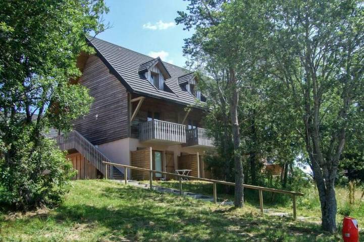 Gîte pour 4 personnes, avec jardin ainsi que sauna et piscine dans Lac Pavin