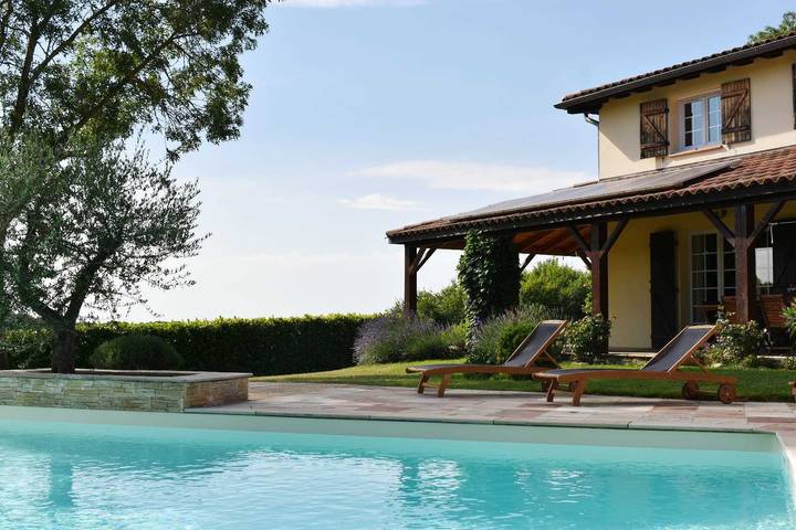 Gîte pour 6 personnes, avec sauna et terrasse ainsi que piscine et jardin