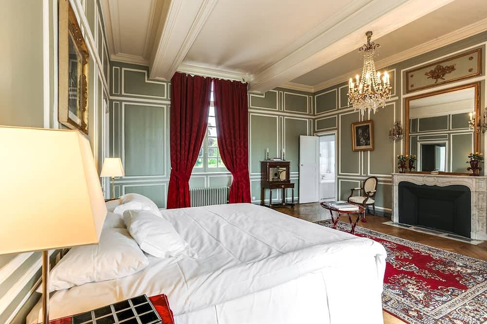 Château with Spa, Golf, Tennis, Basket, swimming pools, gardens.  in Saint-Michel en Pré-Bocage, Región de Caen