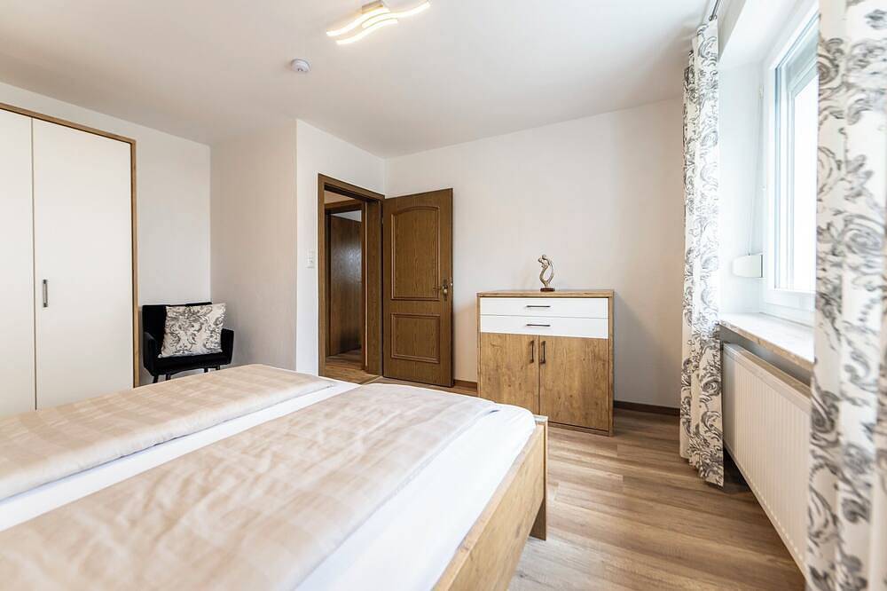 Ganze Wohnung, Ferienwohnung 90qm im Erdgeschoss mit Wintergarten in Moosbach, Naturpark Nördlicher Oberpfälzer Wald