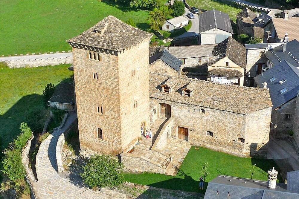 Erstaunlicher Verteidigungsturm aus dem 15. Jahrhundert in der Nähe des Nationalparks Ordesa in Oto, Broto