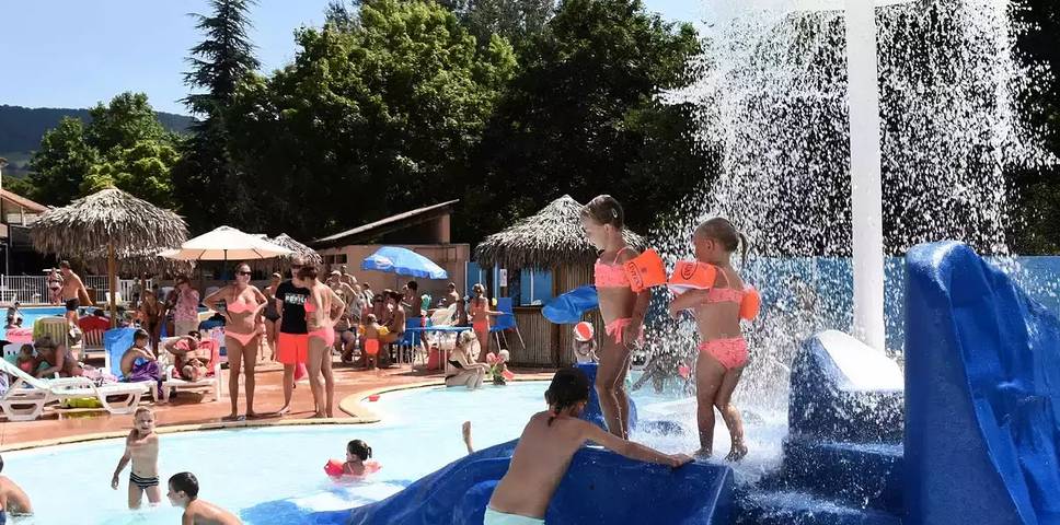 Mobil home pour 10 personnes, avec terrasse à Millau - 2