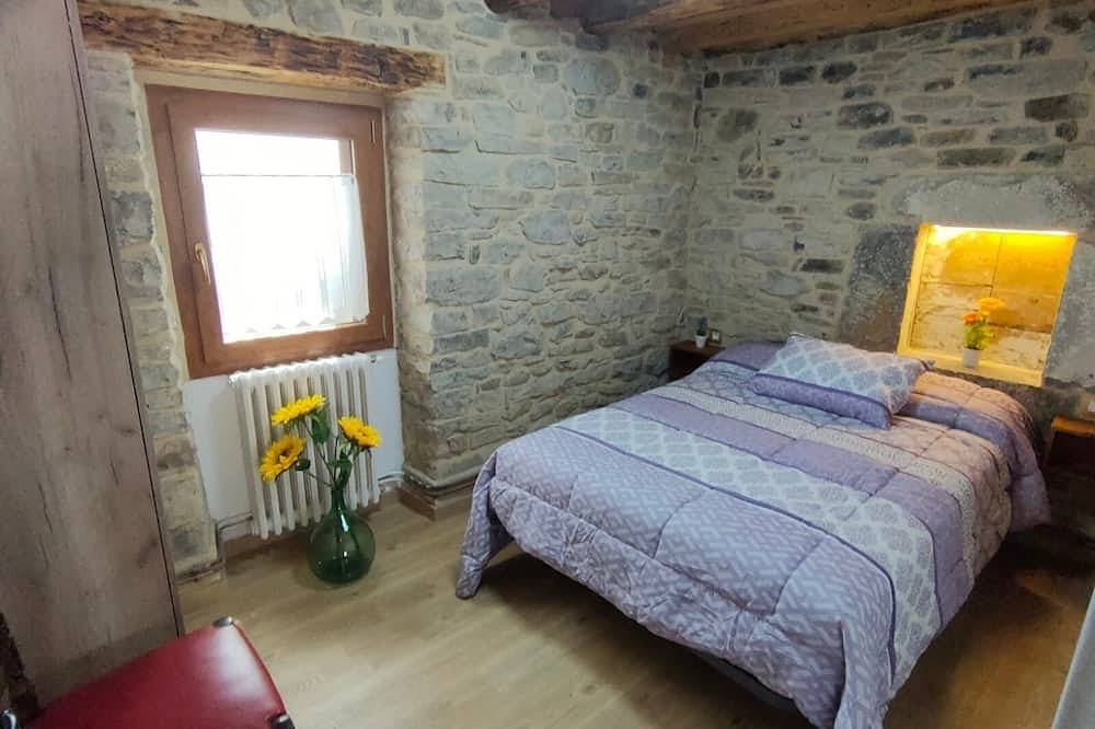 Entire apartment, Ideal apartment for a family of 4 near Formigal ski resort Biescas Pyrenees. in Sabiñánigo, Spanish Pyrenees