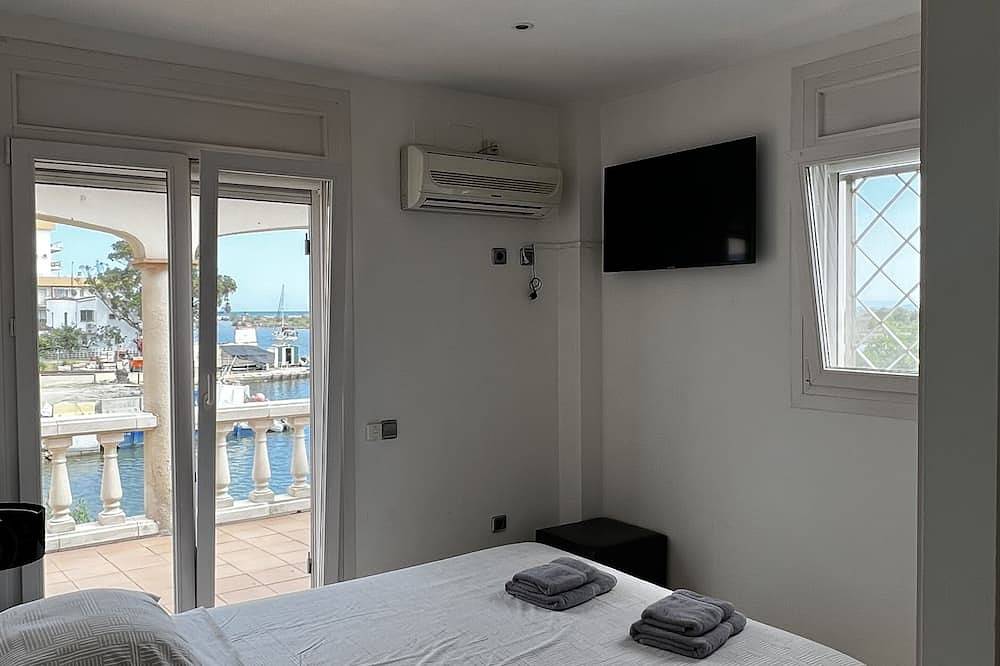 Luxurious Villa Of 300 M2 At The Waterfront On The Costa Brava in Santa Margarida, Roses