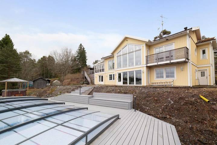 Villa för 10 Personer, med trädgård samt pool och terass och bubbelpool i Tyresö