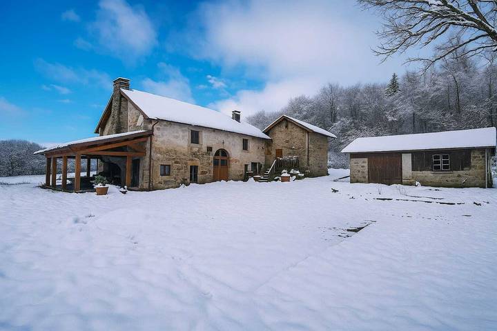 Gîte pour 8 personnes, avec vue sur le lac ainsi que jardin et terrasse à Bellefontaine (Vosges)