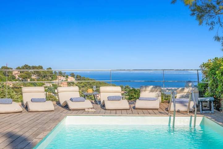 Location de vacances pour 12 personnes, avec Balcon/Terrasse ainsi que Terrasse et Jardin à Hyeres