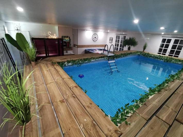 Maison de vacances pour 4 personnes, avec Jacuzzi et Terrasse ainsi que Jardin et Piscine