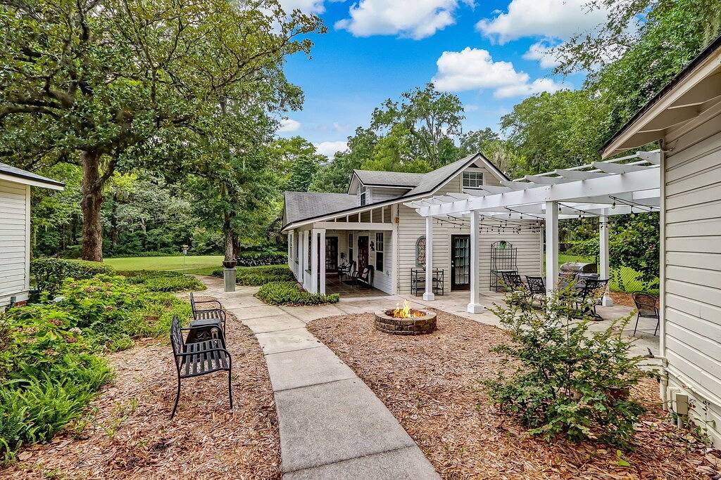 Graceful Southern Guesthouse + Wohnbereich im Freien in Clay County (FL)