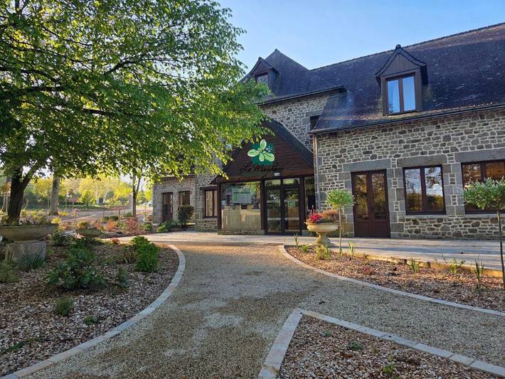 Hôtel pour 3 personnes, avec Terrasse ainsi que Jardin et Piscine à Moulay (Mayenne)