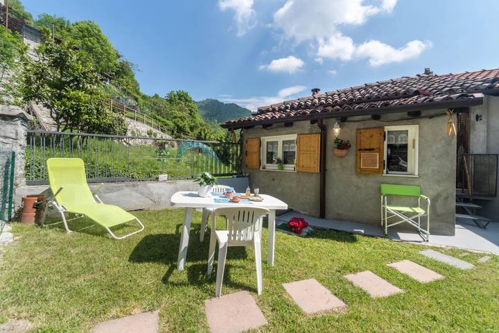 Casa de férias "Erve Come una Volta" com vista para a montanha e jardim in Costalottiere, Erve