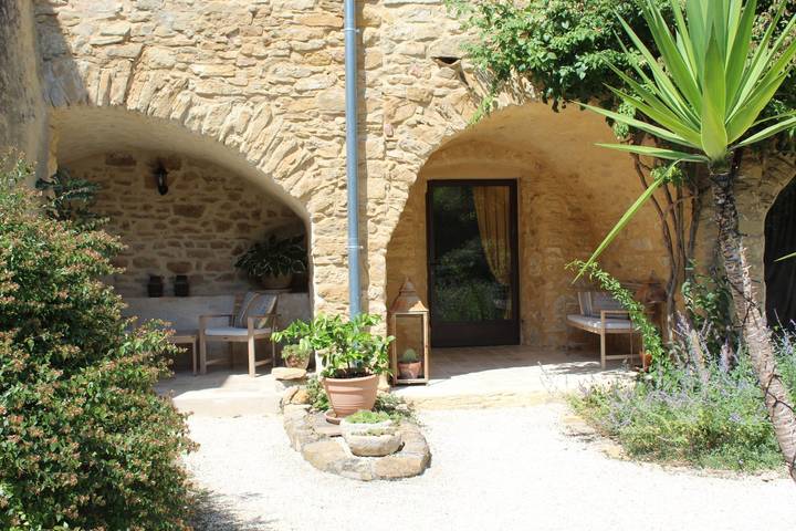 Gîte pour 4 personnes, avec jardin et terrasse ainsi que jacuzzi et piscine