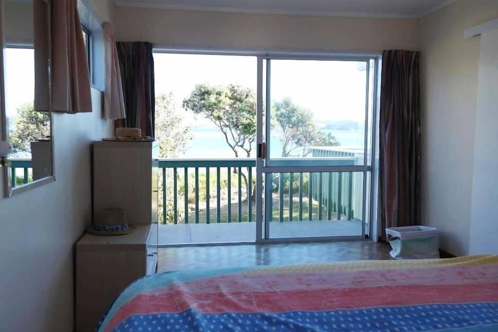 Quintessential Kiwi Bach direkt am Strand !! in Whangarei District