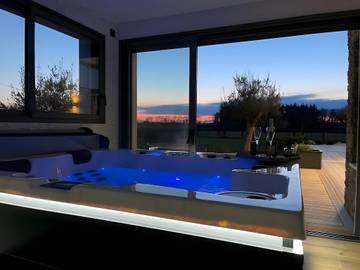 Cottage pour 8 personnes, avec jardin et jacuzzi à Yvré-l'Évêque