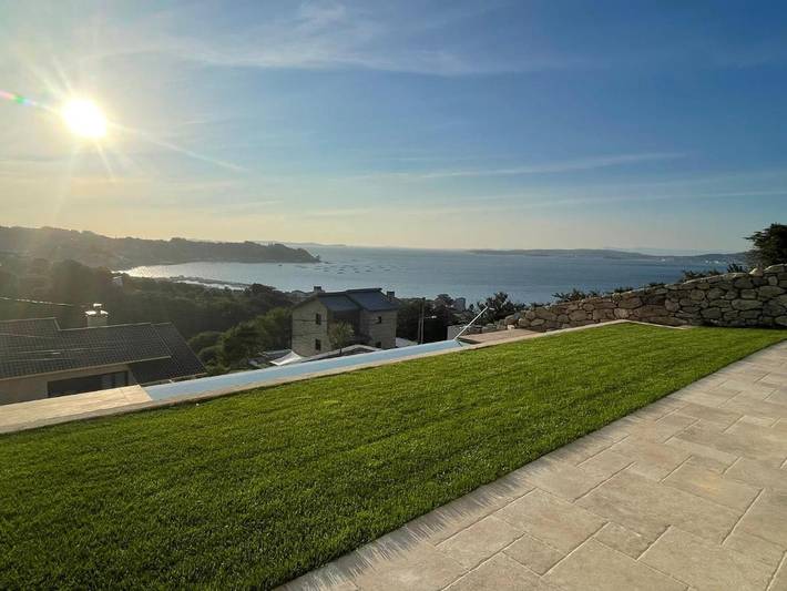 Apartamento para 11 personas, con Balcón y Terraza además de Jardín y Piscina en Bueu