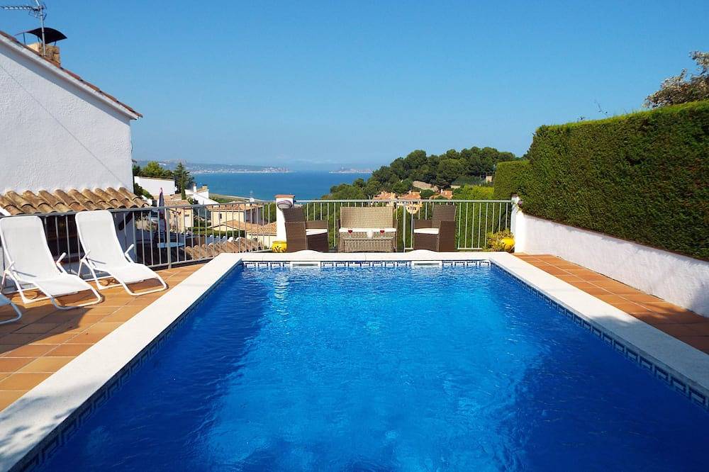 Villa met prive zwembad, tuin en een prachtig uitzicht op zee en de bergen in Begur, Costa Brava
