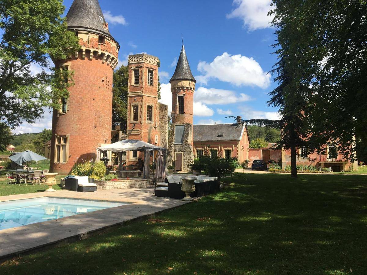 Riverside B&B avec parking, WiFi et bain à remous in Morigny-Champigny, Essonne