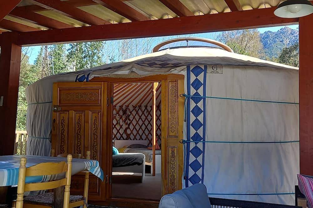 Yourte confort au calme avec piscine in Carbuccia, Parc naturel régional de Corse