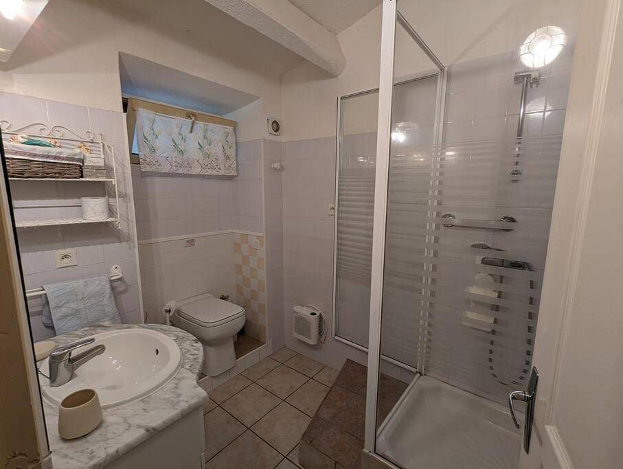 Appartement entier, Two-Bedroom Apartment in Vals-les-Bains, Parc naturel régional des Monts d'Ardèche