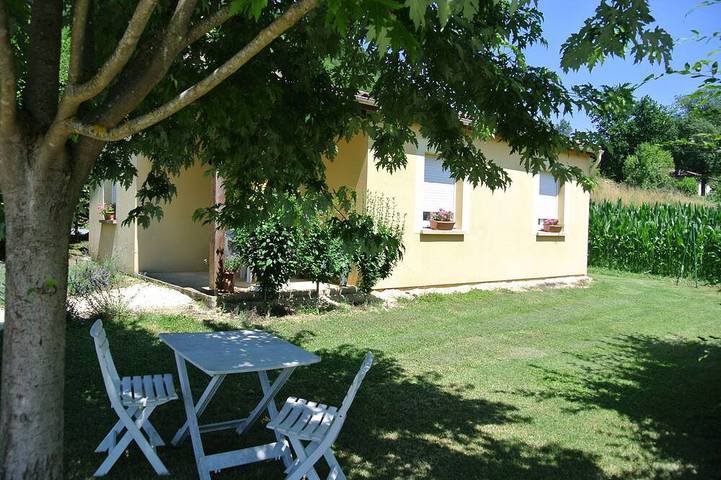 Location de vacances pour 4 personnes, avec terrasse et jardin dans Castels et Bézenac