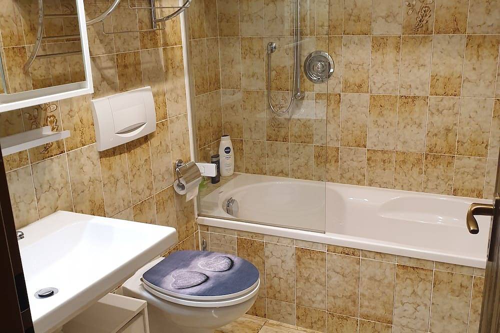 Ganze Wohnung, Top ausgestattete Ferienwohnung mit Schwimmbad und Sauna - 10 Min. zum Weißensee in Weißensee, Füssen