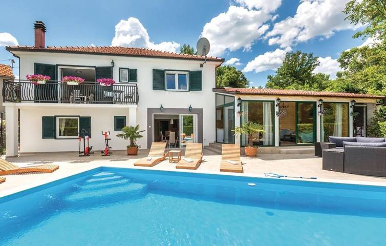 Ferienhaus für 8 Personen, mit Pool und Sauna sowie Balkon und Ausblick