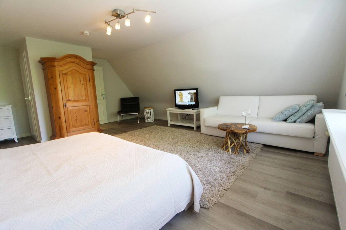 Großzügige Haushälfte unter Reet mit wunderschönem Garten. Ein Hund auf Anfrage in Wenningstedt, Sylt