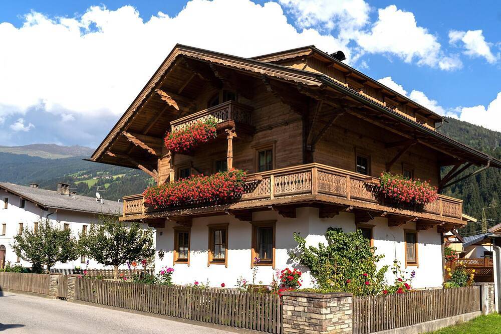 Entire apartment, Spacious apartment in a quiet location in Zell am Ziller, Ziller valley alps