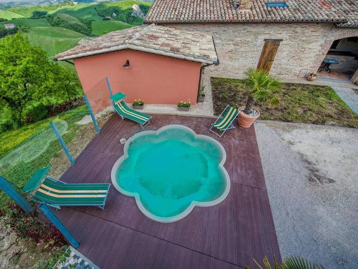 Location de vacances pour 2 personnes, avec terrasse ainsi que piscine et jardin à Sant'Angelo in Vado - 2