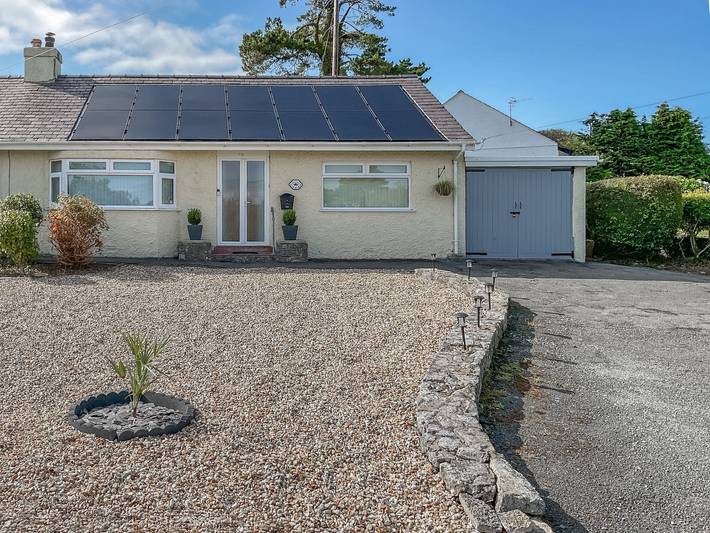 Cottage for 4 people, with garden, with pets in Benllech