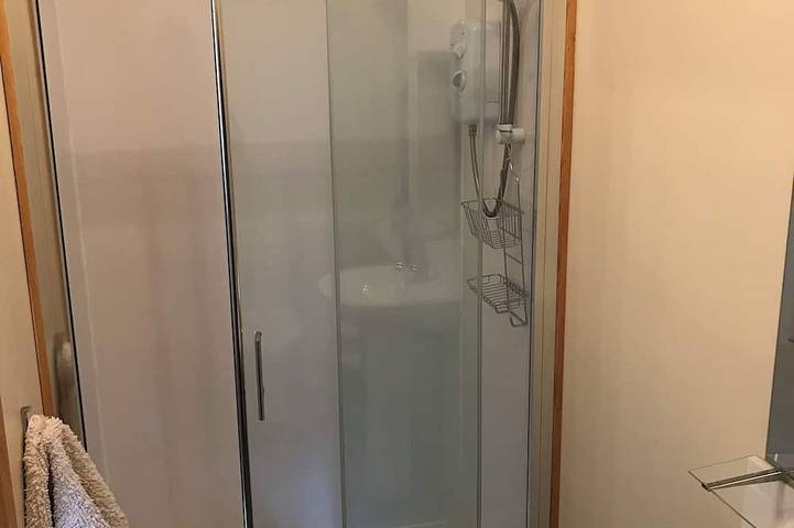 Ganze Wohnung, Comfortable  studio apartment Blairmore near Dunoon. Views to Pier & Loch Long. in Argyll & Bute