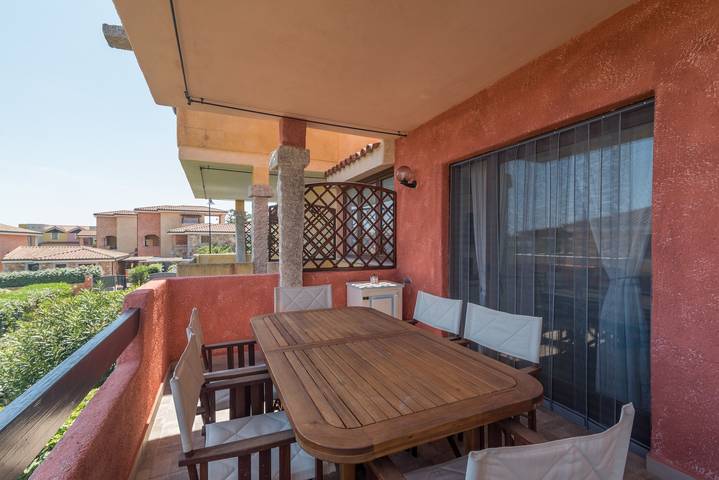 Appartamento intero, Appartamento 'Villetta - Aliterno V5' con vista mare, terrazza privata e Wi-Fi in Pittulongu, Olbia