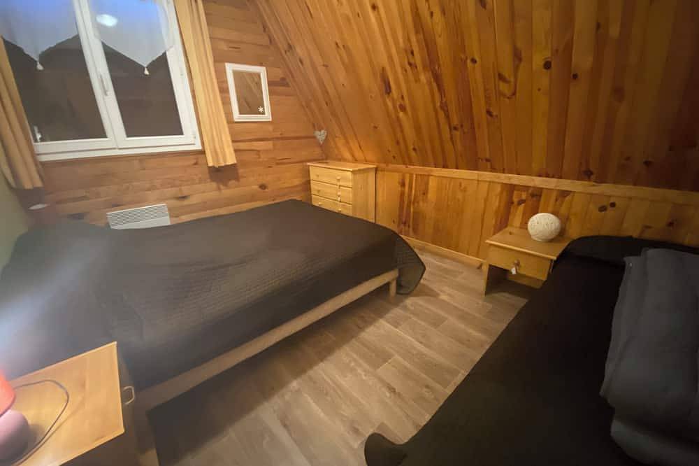 Quiet Mountain Chalet. Hiking, 1/4h from skiing, 200m from the village in Campan, French Pyrenees