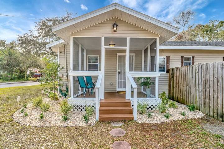 Vacation home for 6 people, with yard, kid friendly in Tampa