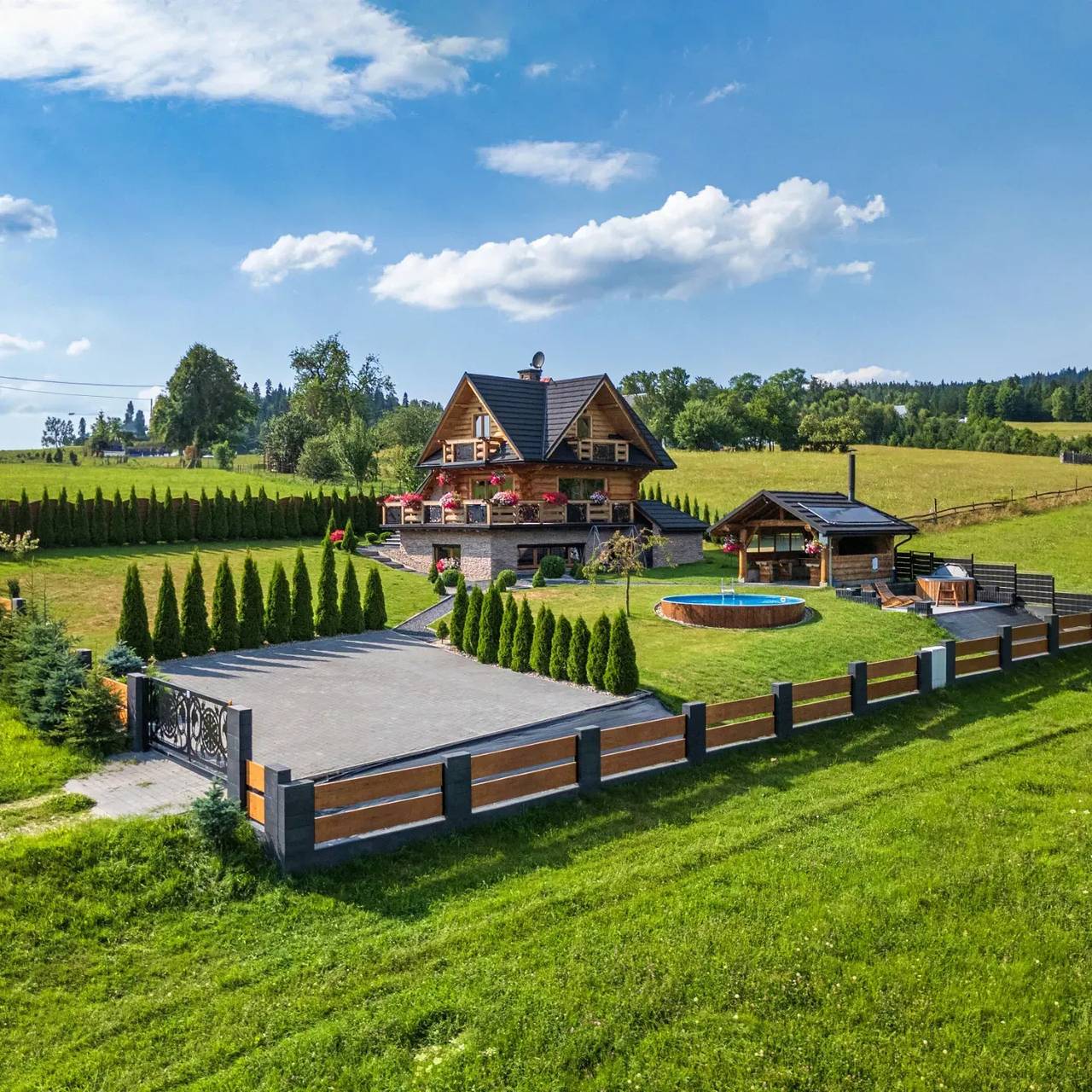 Holiday home with relaxation in the jacuzzi in Nowy Targ, Carpazi Polonia