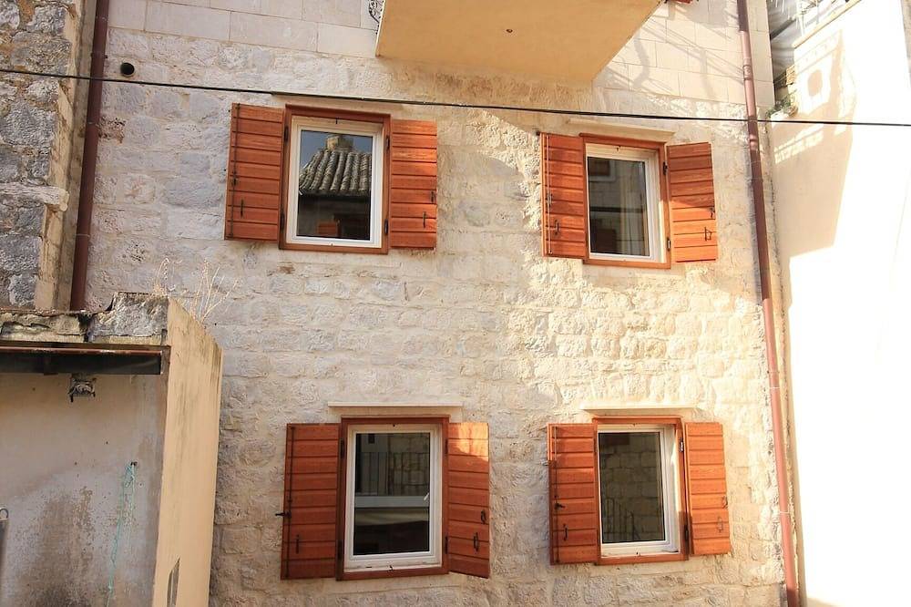 Ganze Wohnung, Studio Appartement am Strand Komiza, Vis (As-3035-e) in Komiza, Vis