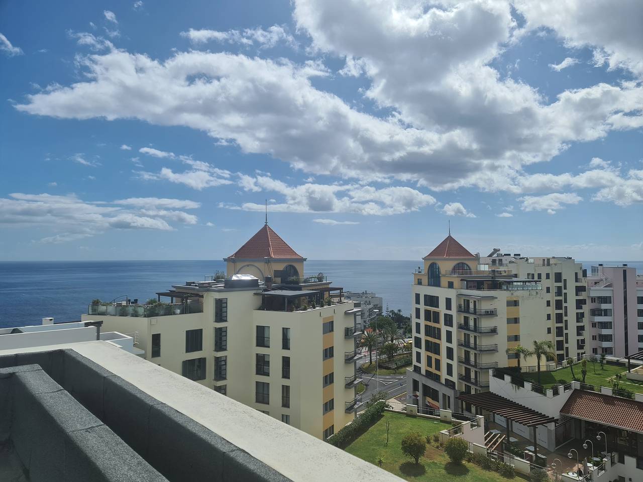 Appartamento intero, Appartamento 'Seaside Escape' con vista mare, balconi e Wi-Fi in São Martinho, Madeira