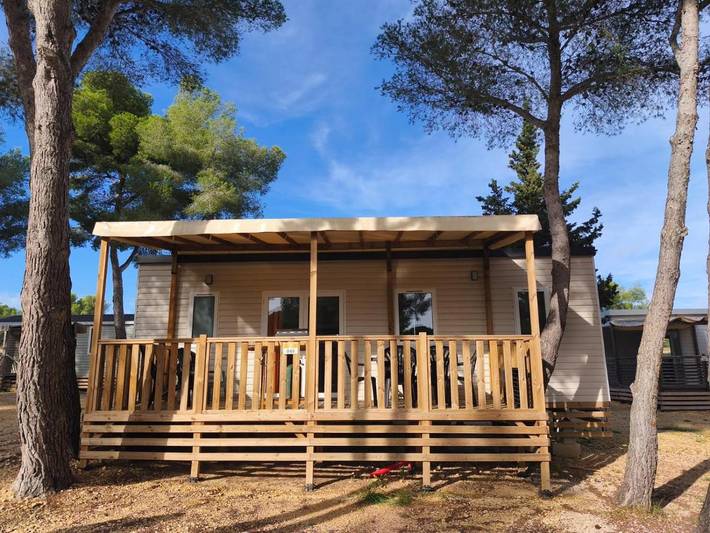 Camping pour 6 personnes, avec Balcon et Terrasse ainsi que Jardin et Piscine