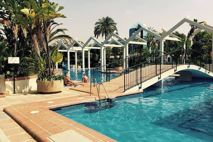 Casa rural para 3 personas, con jardín además de piscina y balcón en Benalmádena