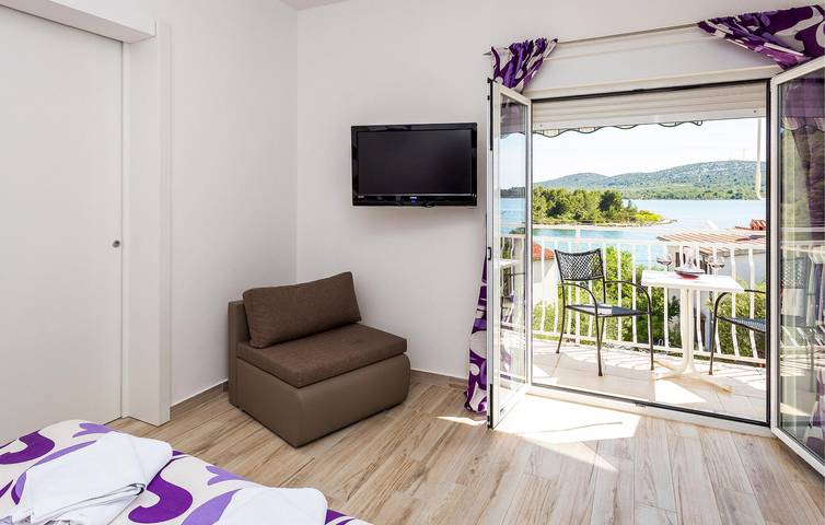 Ganze Ferienwohnung, Apartment mit Meerblick, Terrasse, WLAN und Parkplatz – 1,5 km zum Strand in Pirovac, Šibenik-Knin