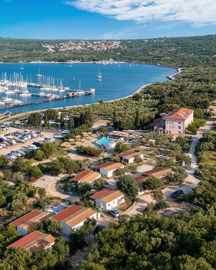 Ferienhaus für 6 Personen, mit Sauna und Ausblick sowie Pool und Garten, mit Haustier in Punat