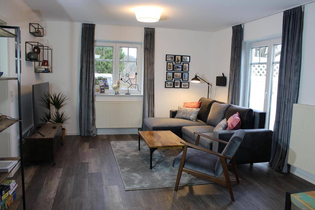 Ganze Wohnung, Apartment am Frauenberg - ruhige Lage - Terrasse - Blick ins Tal - Carport mit Wallbox - Self-Check-in - schnelles Wlan in Bad Hersfeld, Hessisches Bergland