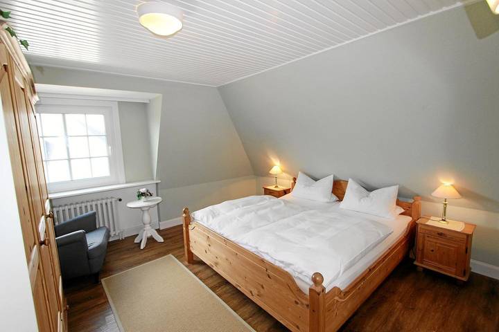 Ganze Wohnung, Stilvoll eingerichtetes Appartement im Obergeschoss mit Strandkorb im Garten in Nordfriesische Inseln (Schleswig-Holstein) (Schleswig-Holstein), Wenningstedt