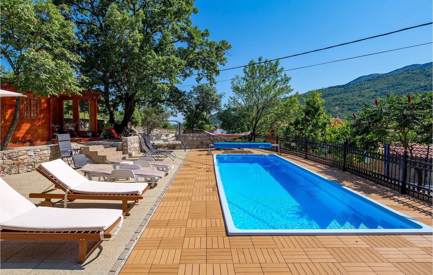 Reizende 175 m² große Ferienwohnung mit Pool in der Nähe des Strandes von Brsec – WLAN & Parkplatz in Moscenicka Draga, Primorje-Gorski Kotar