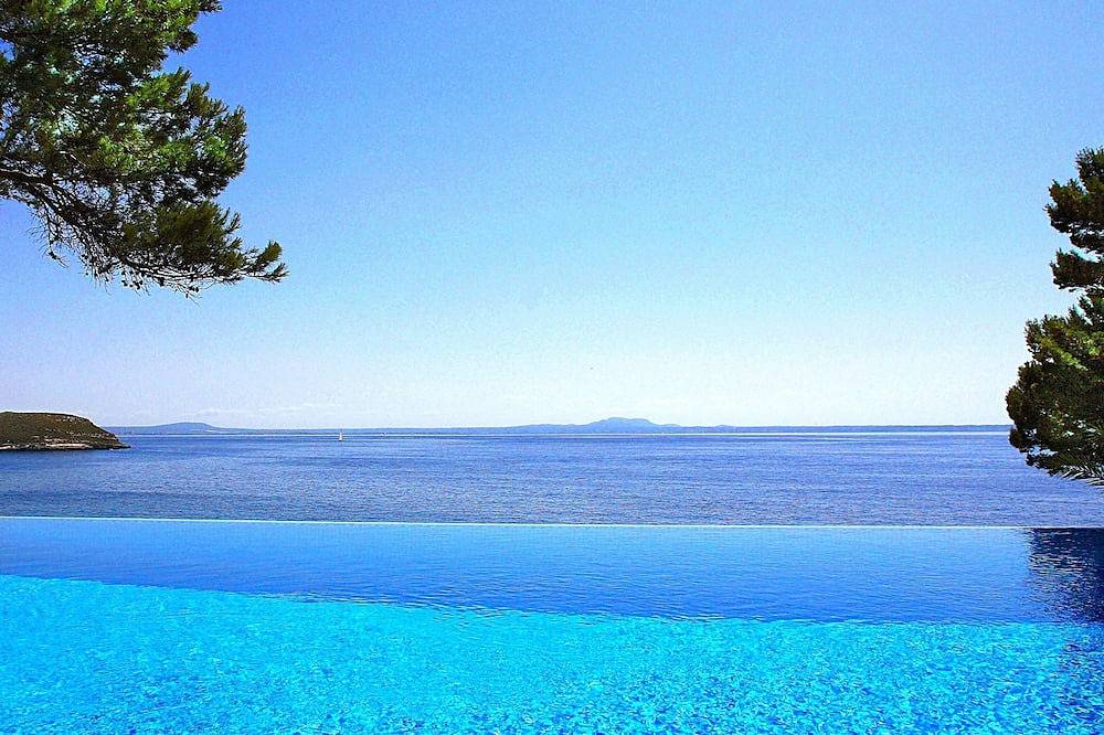 Espectacular Villa Primera Linea mar, 4 minutos a playa, jacuzzi, muchos extras in Cala Vinyes, Calvià