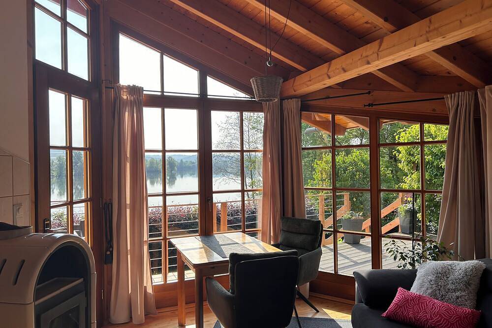 Seehäuschen, Ferienhaus mit Terrasse, direkt an einem Angelsee gelegen. in Lauenförde, Landkreis Holzminden