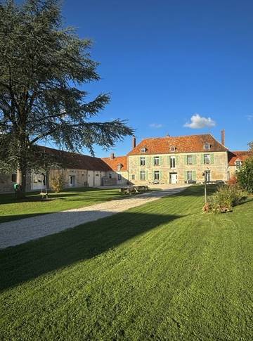 Gîte pour 30 personnes, avec piscine ainsi que jardin et terrasse dans l' Aisne
