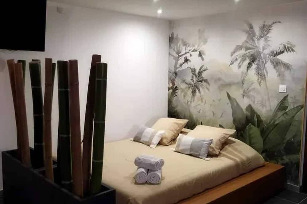 Entire apartment, Homerez - Romantic Studio in Baixas with Jacuzzi - 35m² in Baixas, Perpignan region